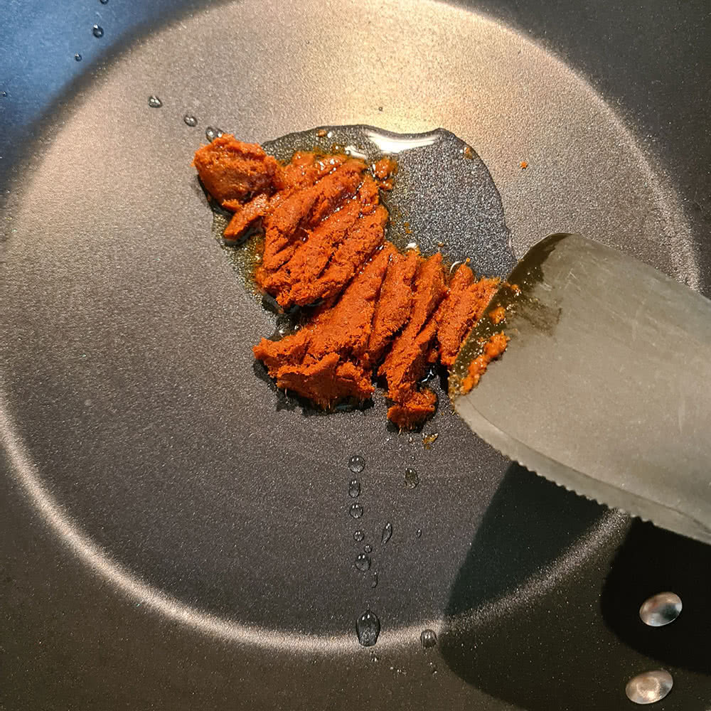 Curry-Paste in der Pfanne mit Öl